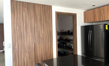 CASA CON RECÁMARA EN PLANTA BAJA LOMAS DE ANGELÓPÓLIS CLÚSTER CON ALBERCA