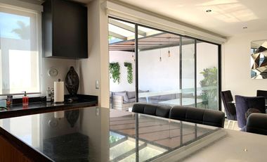 CASA CON RECÁMARA EN PLANTA BAJA LOMAS DE ANGELÓPÓLIS CLÚSTER CON ALBERCA