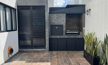 CASA CON RECÁMARA EN PLANTA BAJA LOMAS DE ANGELÓPÓLIS CLÚSTER CON ALBERCA