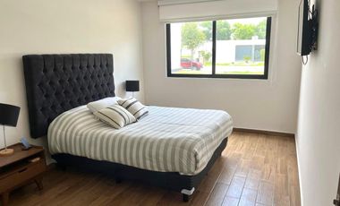 CASA CON RECÁMARA EN PLANTA BAJA LOMAS DE ANGELÓPÓLIS CLÚSTER CON ALBERCA