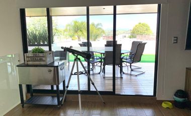 CASA CON RECÁMARA EN PLANTA BAJA LOMAS DE ANGELÓPÓLIS CLÚSTER CON ALBERCA