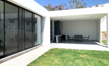 CASA CON RECÁMARA EN PLANTA BAJA LOMAS DE ANGELÓPÓLIS CLÚSTER CON ALBERCA