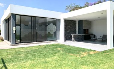 CASA CON RECÁMARA EN PLANTA BAJA LOMAS DE ANGELÓPÓLIS CLÚSTER CON ALBERCA