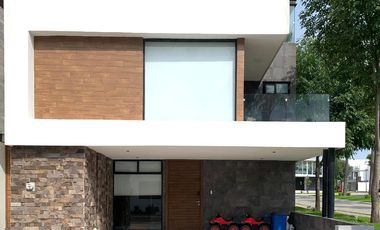 CASA CON RECÁMARA EN PLANTA BAJA LOMAS DE ANGELÓPÓLIS CLÚSTER CON ALBERCA