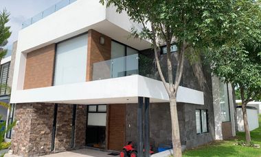 CASA CON RECÁMARA EN PLANTA BAJA LOMAS DE ANGELÓPÓLIS CLÚSTER CON ALBERCA