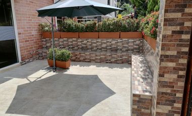 Vendo casa de dos niveles en San Jerónimo