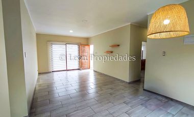 Leon Propiedades vende parcela con 2 casas en sector Alhué, Curacaví