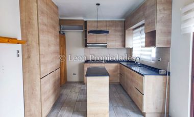 Leon Propiedades vende parcela con 2 casas en sector Alhué, Curacaví