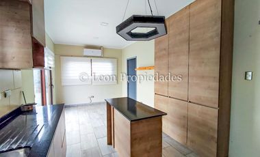 Leon Propiedades vende parcela con 2 casas en sector Alhué, Curacaví