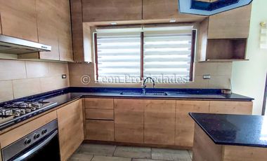 Leon Propiedades vende parcela con 2 casas en sector Alhué, Curacaví