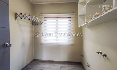 Leon Propiedades vende parcela con 2 casas en sector Alhué, Curacaví