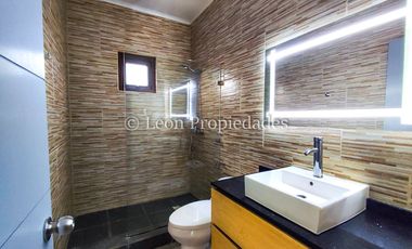 Leon Propiedades vende parcela con 2 casas en sector Alhué, Curacaví