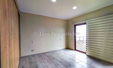 Leon Propiedades vende parcela con 2 casas en sector Alhué, Curacaví