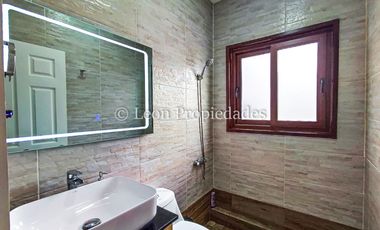 Leon Propiedades vende parcela con 2 casas en sector Alhué, Curacaví