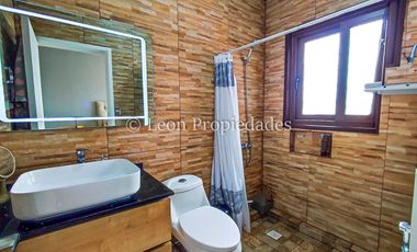 Leon Propiedades vende parcela con 2 casas en sector Alhué, Curacaví