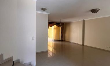 ALQUILER DE CASA CON 5 HABITACIONES EN URBANIZACIÓN CERRADA - NORTE DE GUAYAQUIL (ANNY)