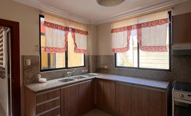 ALQUILER DE CASA CON 5 HABITACIONES EN URBANIZACIÓN CERRADA - NORTE DE GUAYAQUIL (ANNY)