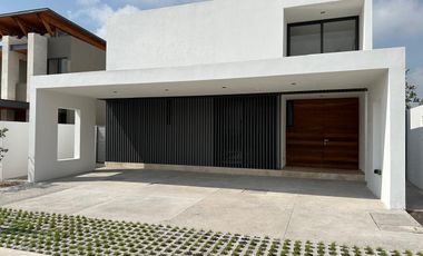 CASA EN VENTA EN LA ESPIGA CON CUARTA RECAMARA  Y BAÑO COMPLETO EN PLANTA BAJA