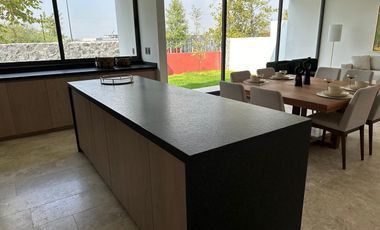 CASA EN VENTA EN LA ESPIGA CON CUARTA RECAMARA  Y BAÑO COMPLETO EN PLANTA BAJA