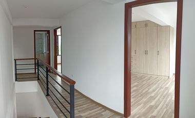 Casas en MIRASIERRA. Por estrenar con 3 o 4 dormitorios. Amplios parqueaderos, balcón, Patios posteriores Casas por estrenar 4 parqueaderos y 4 dormit