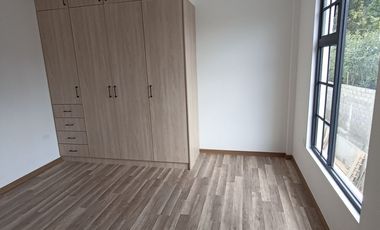 Casas en MIRASIERRA. Por estrenar con 3 o 4 dormitorios. Amplios parqueaderos, balcón, Patios posteriores Casas por estrenar 4 parqueaderos y 4 dormit