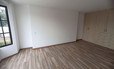 Casas en MIRASIERRA. Por estrenar con 3 o 4 dormitorios. Amplios parqueaderos, balcón, Patios posteriores Casas por estrenar 4 parqueaderos y 4 dormit