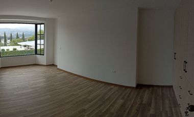 Casas en MIRASIERRA. Por estrenar con 3 o 4 dormitorios. Amplios parqueaderos, balcón, Patios posteriores Casas por estrenar 4 parqueaderos y 4 dormit