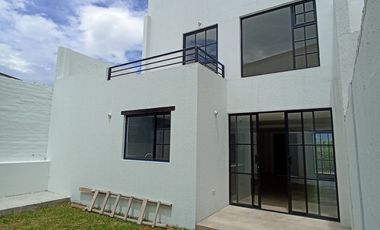 Casas en MIRASIERRA. Por estrenar con 3 o 4 dormitorios. Amplios parqueaderos, balcón, Patios posteriores Casas por estrenar 4 parqueaderos y 4 dormit