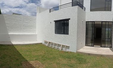 Casas en MIRASIERRA. Por estrenar con 3 o 4 dormitorios. Amplios parqueaderos, balcón, Patios posteriores Casas por estrenar 4 parqueaderos y 4 dormit
