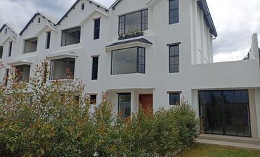 Casas en MIRASIERRA. Por estrenar con 3 o 4 dormitorios. Amplios parqueaderos, balcón, Patios posteriores Casas por estrenar 4 parqueaderos y 4 dormit