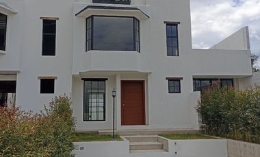 Casas en MIRASIERRA. Por estrenar con 3 o 4 dormitorios. Amplios parqueaderos, balcón, Patios posteriores Casas por estrenar 4 parqueaderos y 4 dormit