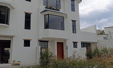 Casas en MIRASIERRA. Por estrenar con 3 o 4 dormitorios. Amplios parqueaderos, balcón, Patios posteriores Casas por estrenar 4 parqueaderos y 4 dormit