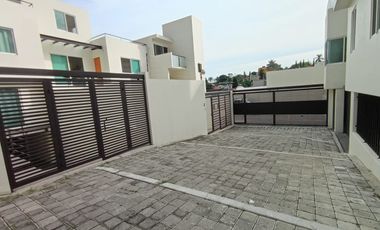 HERMOSA CASA EN LOMAS DE ATZINGO, BELLOS ACABADOS, MUY BUENA UBICACIÓN