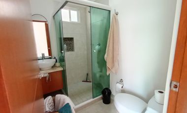HERMOSA CASA EN LOMAS DE ATZINGO, BELLOS ACABADOS, MUY BUENA UBICACIÓN