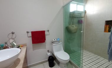 HERMOSA CASA EN LOMAS DE ATZINGO, BELLOS ACABADOS, MUY BUENA UBICACIÓN