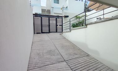 HERMOSA CASA EN LOMAS DE ATZINGO, BELLOS ACABADOS, MUY BUENA UBICACIÓN