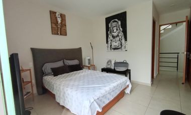 HERMOSA CASA EN TRES NIVELES, FINOS ACABADOS, AL NORTE DE CUERNAVACA