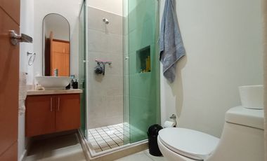 HERMOSA CASA EN TRES NIVELES, FINOS ACABADOS, AL NORTE DE CUERNAVACA