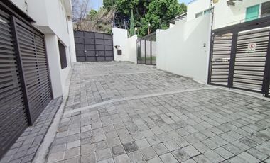 HERMOSA CASA EN TRES NIVELES, FINOS ACABADOS, AL NORTE DE CUERNAVACA