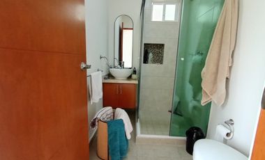 HERMOSA CASA EN TRES NIVELES, FINOS ACABADOS, AL NORTE DE CUERNAVACA