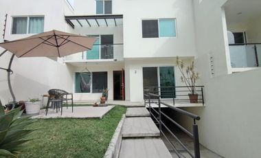 HERMOSA CASA EN TRES NIVELES, FINOS ACABADOS, AL NORTE DE CUERNAVACA