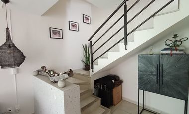 HERMOSA CASA EN TRES NIVELES, FINOS ACABADOS, AL NORTE DE CUERNAVACA