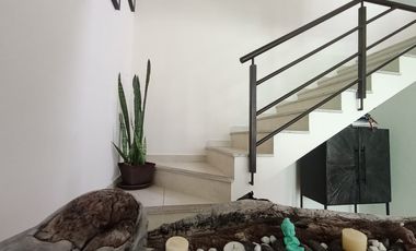 HERMOSA CASA EN TRES NIVELES, FINOS ACABADOS, AL NORTE DE CUERNAVACA