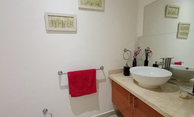 HERMOSA CASA EN TRES NIVELES, FINOS ACABADOS, AL NORTE DE CUERNAVACA