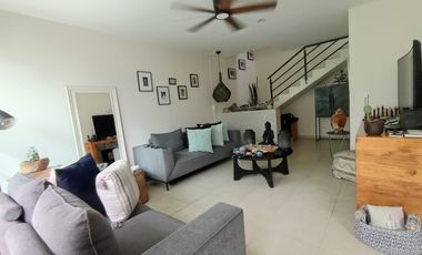 HERMOSA CASA EN TRES NIVELES, FINOS ACABADOS, AL NORTE DE CUERNAVACA