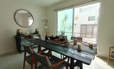 HERMOSA CASA EN TRES NIVELES, FINOS ACABADOS, AL NORTE DE CUERNAVACA