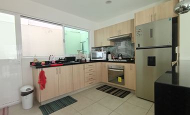 HERMOSA CASA EN TRES NIVELES, FINOS ACABADOS, AL NORTE DE CUERNAVACA