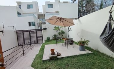 HERMOSA CASA EN TRES NIVELES, FINOS ACABADOS, AL NORTE DE CUERNAVACA
