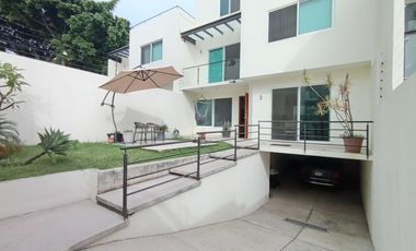 HERMOSA CASA EN TRES NIVELES, FINOS ACABADOS, AL NORTE DE CUERNAVACA