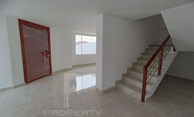 Casa por estrenar en venta dentro de urbanización. DOMOTIZADA viene con cámaras de seguridad, cerca eléctrica, puerta eléctrica de garage, citófono in